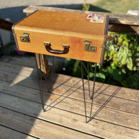 Vintage suitcase vanity/sidetable - Picture 2 of 4